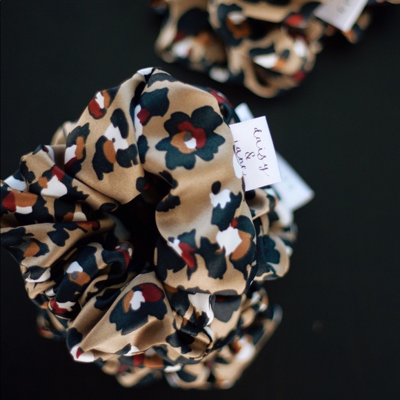 Daisy & Jane Signature Scrunchie - Picture 2 of 5